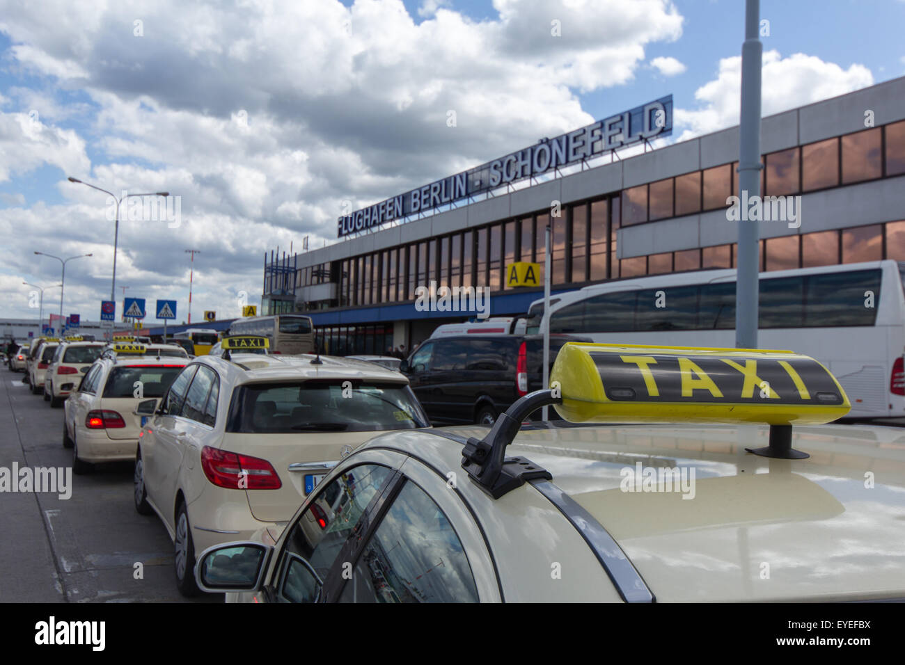 Les voitures de taxi en attente à l'aéroport international Berlin Schoenefeld Banque D'Images
