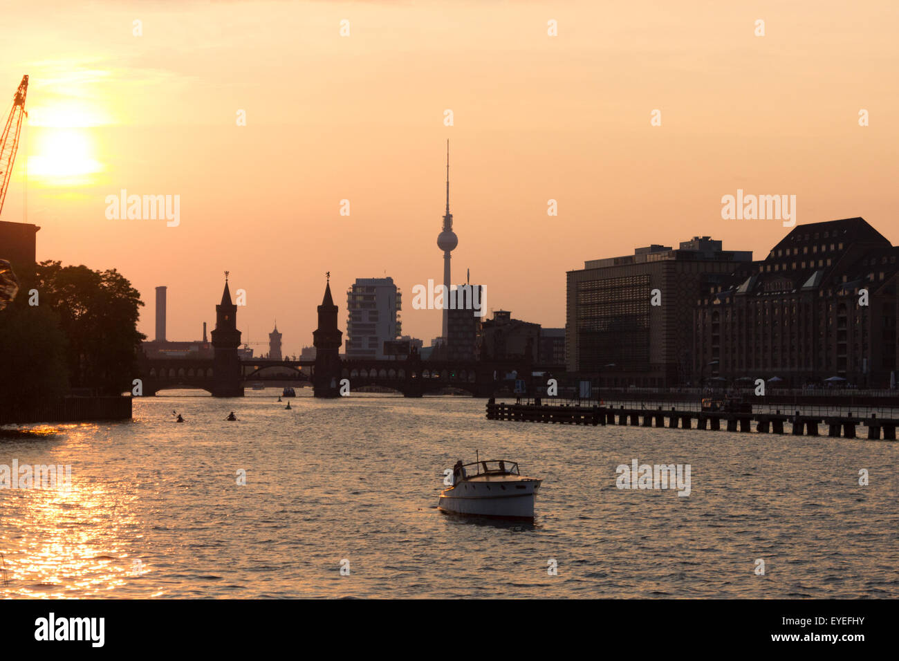 Coucher de soleil sur Berlin, Kreuzberg - spree avec voile, oberbaum bridge et la tour de télévision Banque D'Images