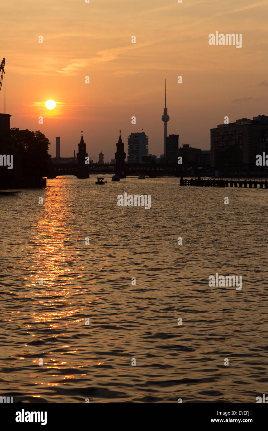 Berlin, Kreuzberg - coucher de soleil sur la rivière Spree, oberbaum bridge et la tour de télévision Banque D'Images