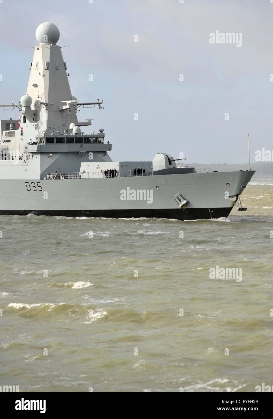 AJAXNETPHOTO. - 6e mai, 2015. - PORTSMOUTH, Angleterre. - TYPE 45 destroyer HMS DRAGON ARRIVANT AU PORT APRÈS LONGUE MISSION. photo:JONATHAN EASTLAND/AJAX REF:37938 SRD150605 Banque D'Images