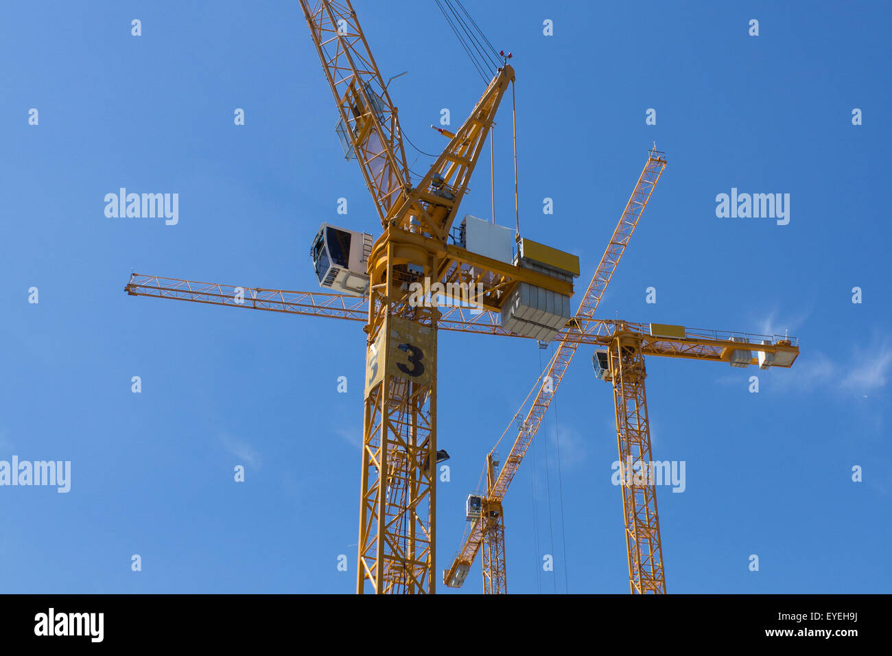 Site de construction cranes ,ciel bleu Banque D'Images