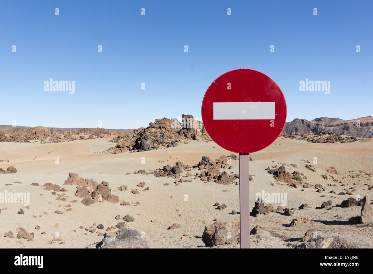 Paysage désertique avec ciel bleu clair et signe de la circulation Banque D'Images