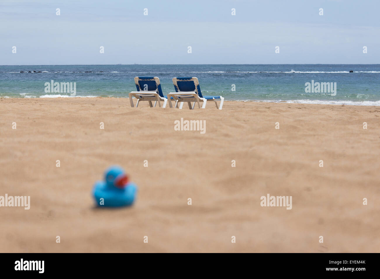 Caneton jouets sur le sable de la plage Banque D'Images