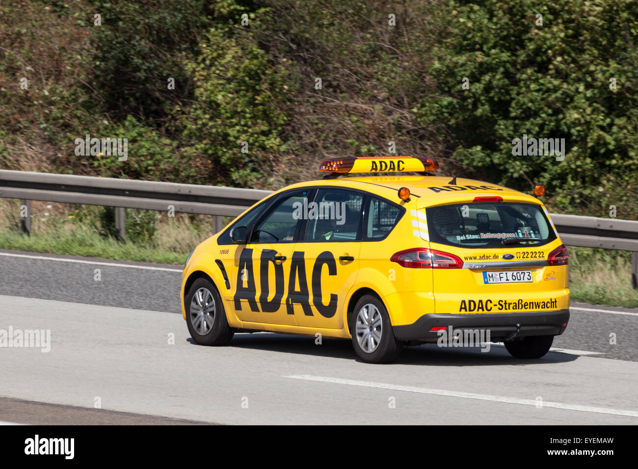 ADAC jaune Ford S-Max sur l'autoroute A5 à proximité. L'ADAC (Allgemeiner Deutscher Automobil-Club) est un club automobile en Allemagne Banque D'Images