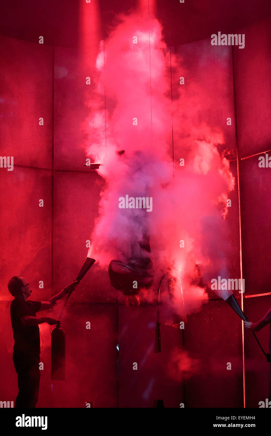 Londres, Royaume-Uni. 28 juillet 2015. Sur la photo : Magicien Jonathan Goodwin est incendiée. Impossible, le plus grand spectacle de magie depuis des décennies, sont les premières de Noel Coward Theatre à Londres. Magiciens et illusionnistes comme Jamie Allan, Damien O'Brien, Ali Cook, Chris Cox, Jonathan Goodwin, Ben hart, Luis de Matos et Katherine Mills se produira dans le spectacle réalisé par Anthony Owen du 25 juillet au 29 août 2015. Banque D'Images