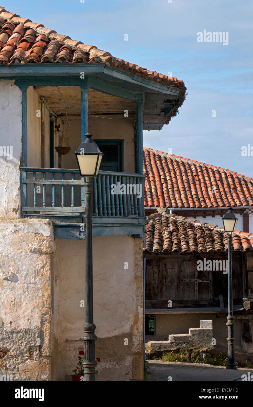 Les bâtiments traditionnels de village rural de l'Asturies,Grenier(horreo) du nord de l'Espagne Banque D'Images