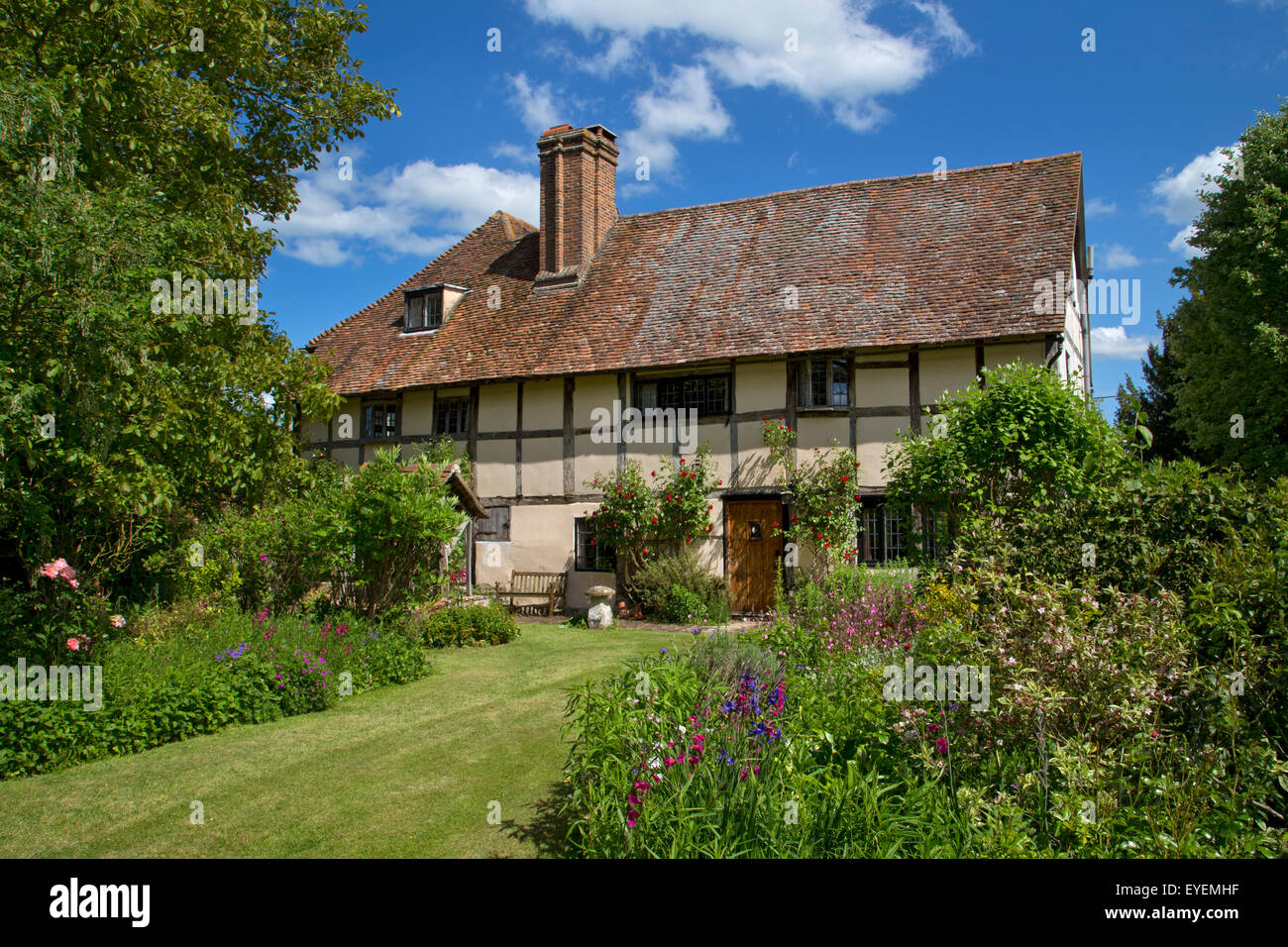 Vieux manoir anglais avec fleur d'été boarder, Oxfordshire Banque D'Images