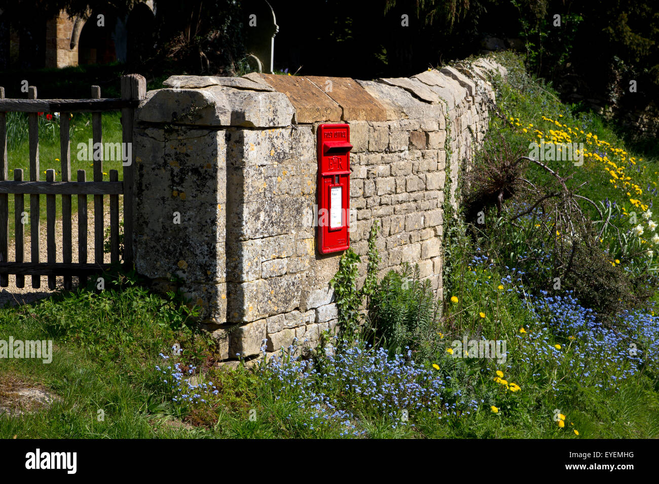 Postbox mur dans le village de Cotswold Little Tew Banque D'Images