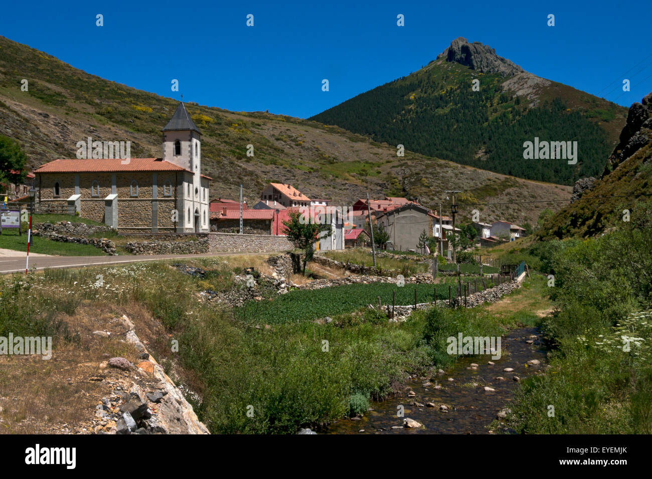 Village rural de Llanaves en collines de Picos de Europa,Asturies,le nord de l'Espagne Banque D'Images