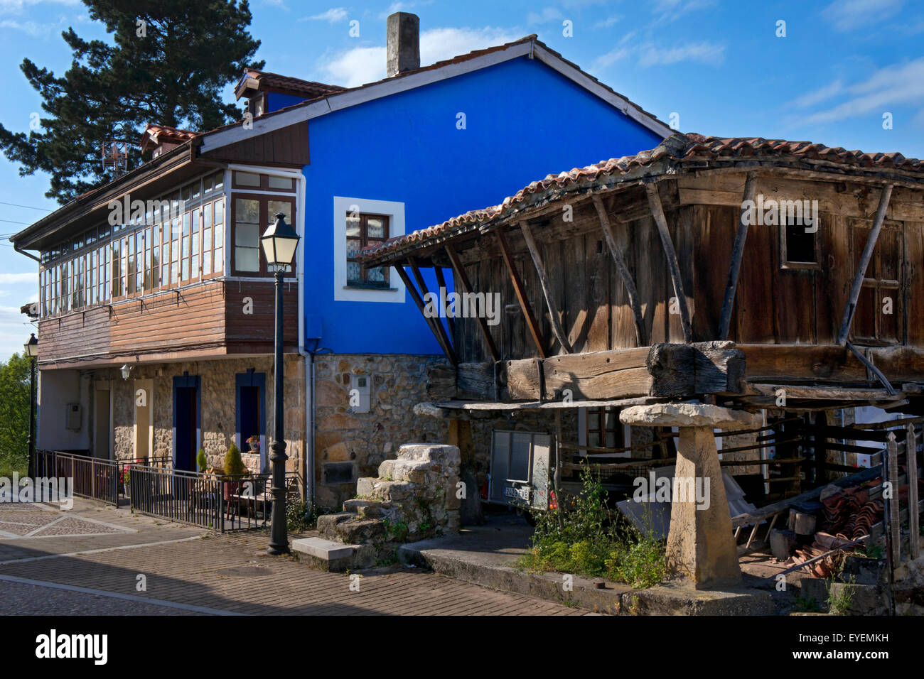 Les bâtiments traditionnels de village rural de l'Asturies,Grenier(horreo) du nord de l'Espagne Banque D'Images