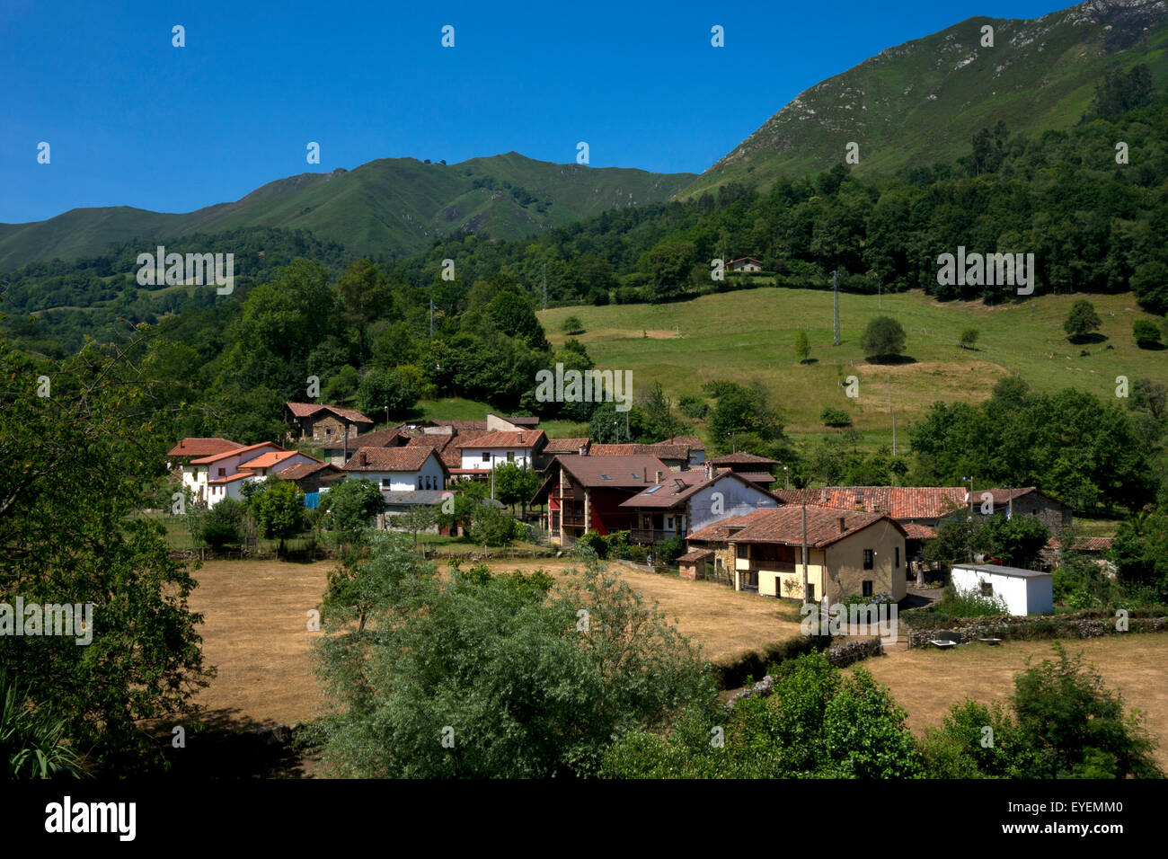 Village rural typique de Espinaredo dans les Asturies, le nord de l'Espagne Banque D'Images