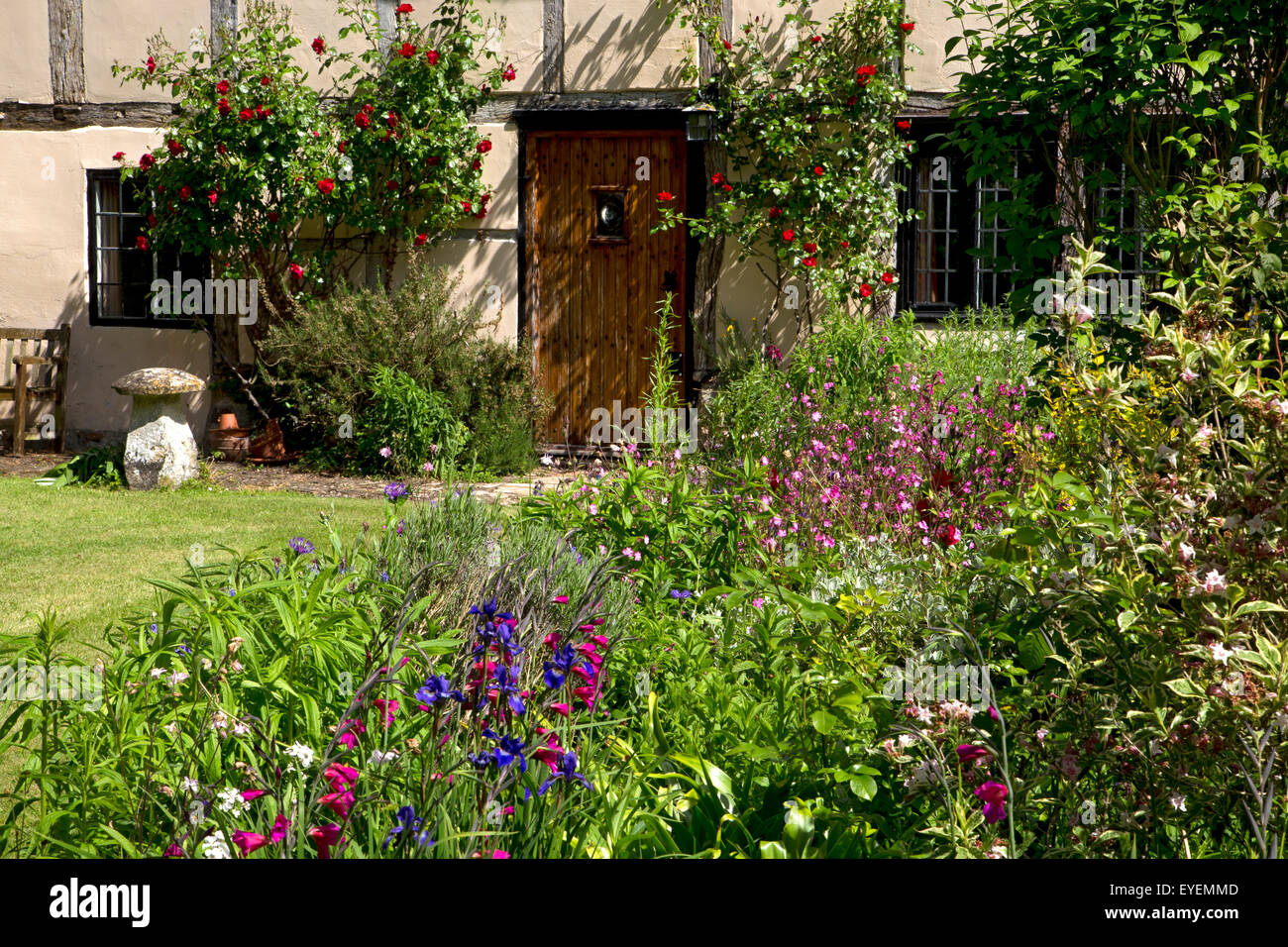 Vieux manoir anglais avec fleur d'été Boarder Banque D'Images