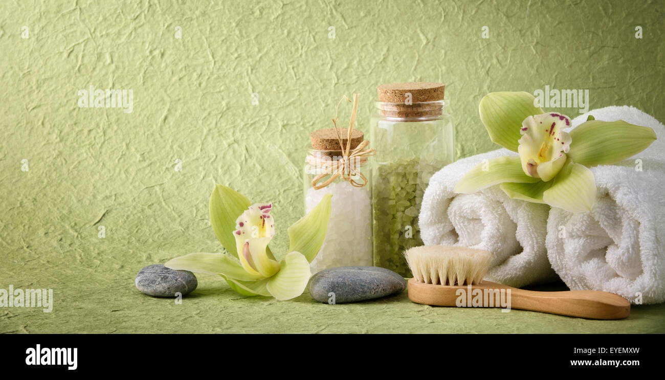 Still Life with Spa,sel,serviette et brosse orchidée en fleurs Banque D'Images Still Life with Spa,sel,serviette et brosse orchidée en fleurs Banque D'Images