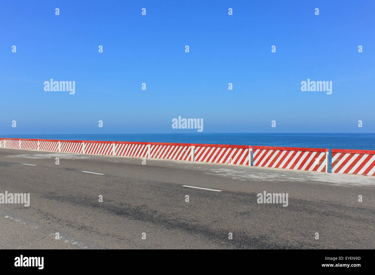 À vide, avec panorama de l'océan et de ciel bleu clair Banque D'Images