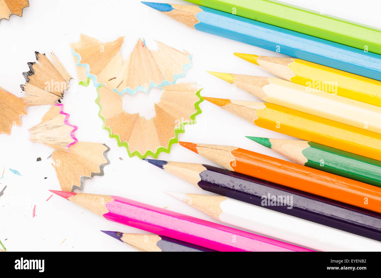 Crayons de couleurs sur papier blanc background Banque D'Images