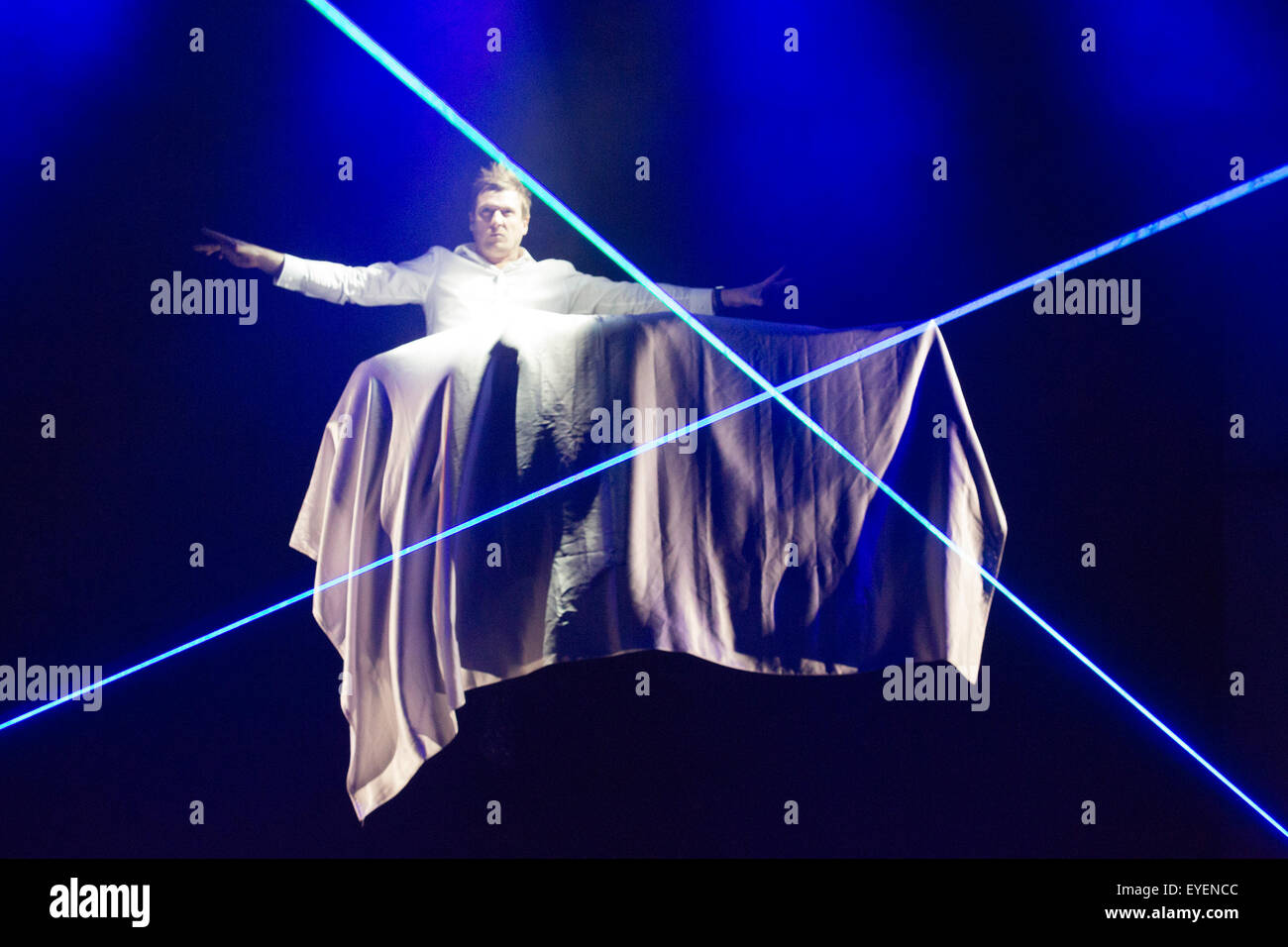 Londres, Royaume-Uni. 28 juillet 2015. Sur la photo : stunt en lévitation avec le magicien Jamie Allan (Wormall avec Josephine adjoint). Impossible, le plus grand spectacle de magie depuis des décennies, sont les premières de Noel Coward Theatre à Londres. Magiciens et illusionnistes comme Jamie Allan, Damien O'Brien, Ali Cook, Chris Cox, Jonathan Goodwin, Ben Hart, Luis de Matos et Katherine Mills se produira dans le spectacle réalisé par Anthony Owen du 25 juillet au 29 août 2015. Banque D'Images