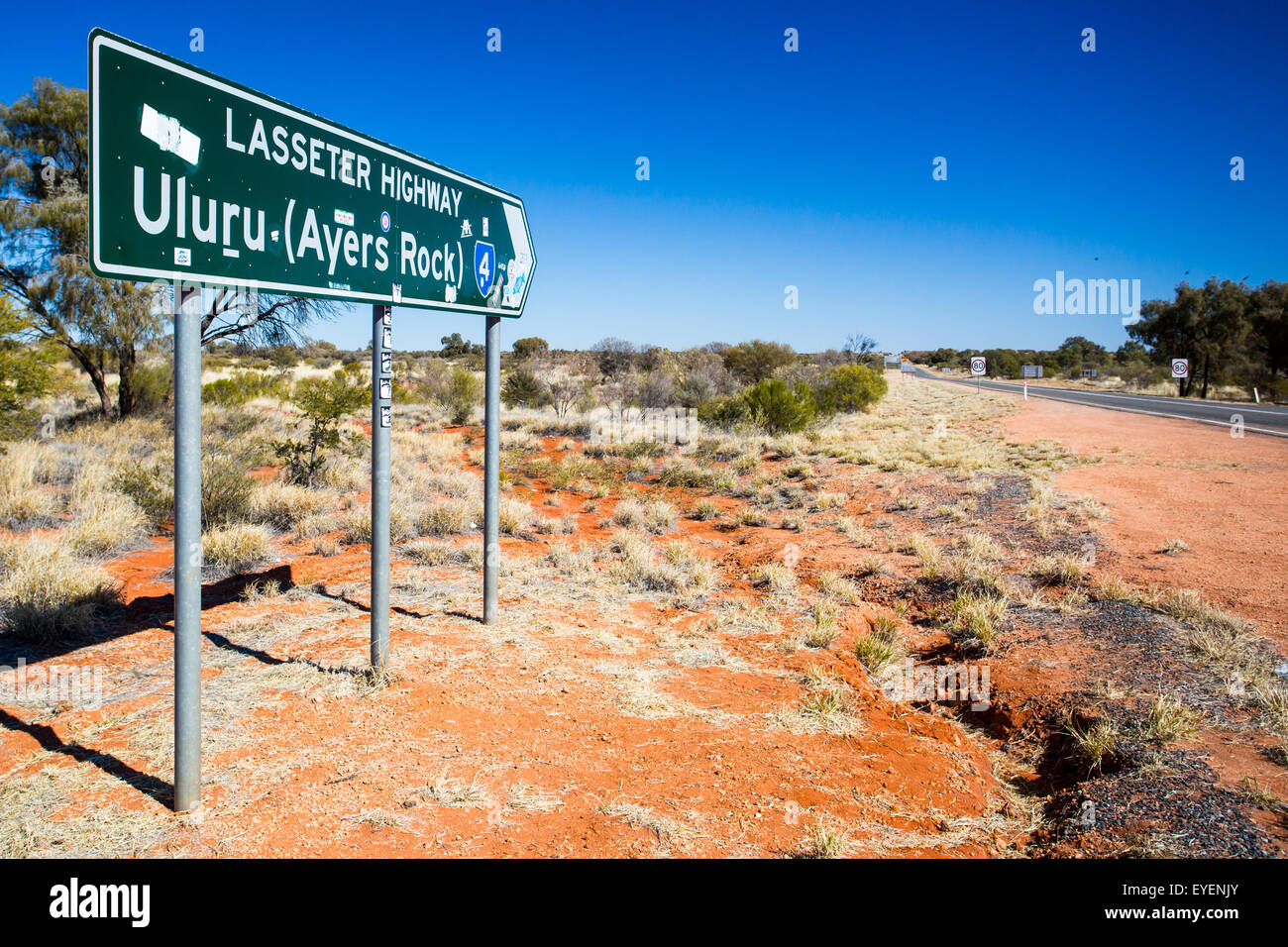 Un panneau routier diriger vers Uluru sur le territoire du Nord, Australie Banque D'Images