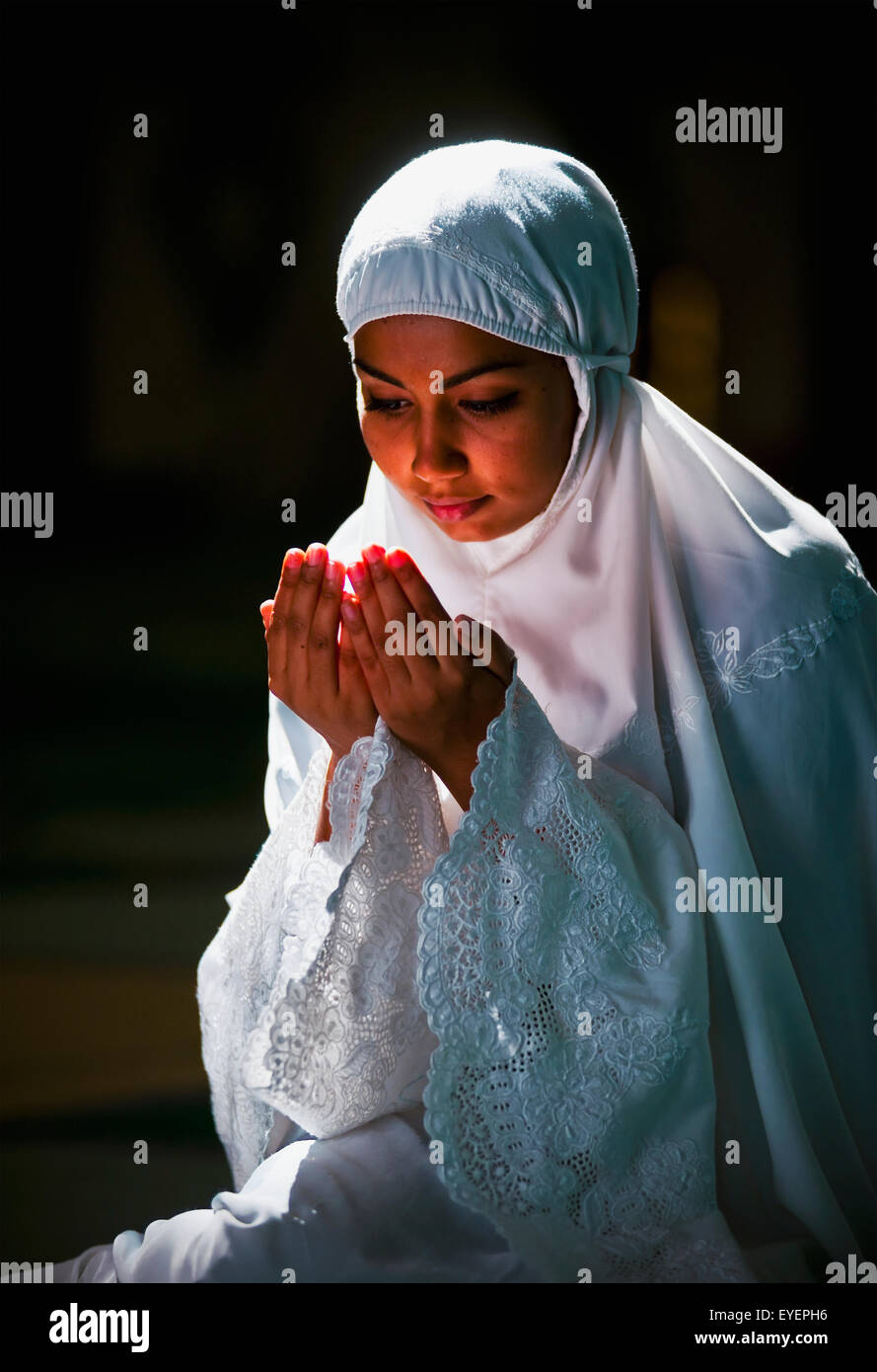 Femme musulmane dans la mosquée de Brunei, Bandar Seri Begawan, Brunei Banque D'Images