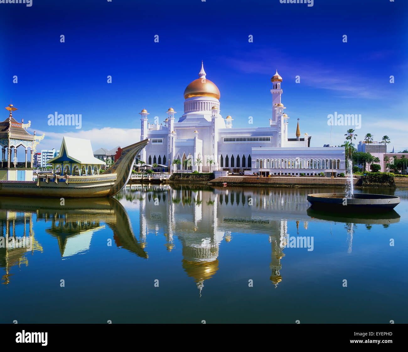 Sultan Omar Ali Saifuddin Mosque, Bandar Seri Begawan, Brunei Banque D'Images