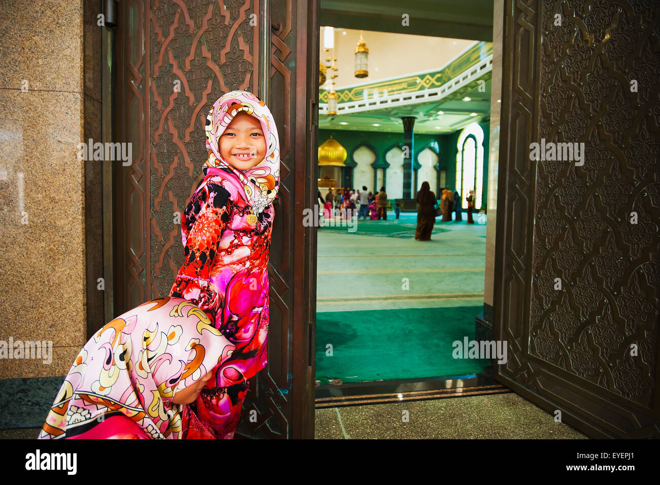 Les filles se préparent à entrer Jame'Asr Hassanil Bolkiah Mosque, Bandar Seri Begawan, Brunei Banque D'Images