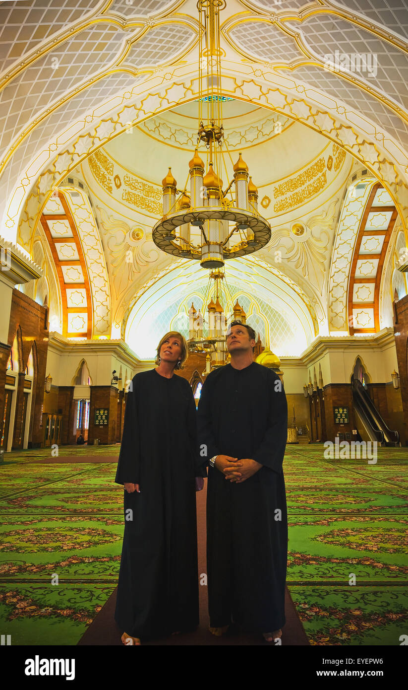 Couple de touristes à l'intérieur de la Mosquée Sultan Omar Ali Saifuddien, Bandar Seri Begawan, Brunei Banque D'Images