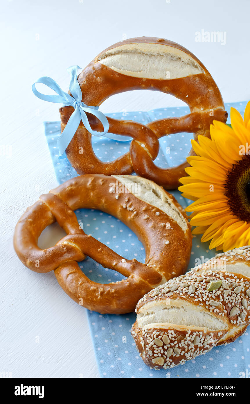 Les bretzels sur une nappe bleue avec un pain traditionnel allemand, tournesol, concept oktoberfest Banque D'Images