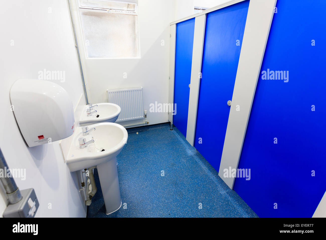 Cabines de toilettes publiques inoccupées Banque D'Images