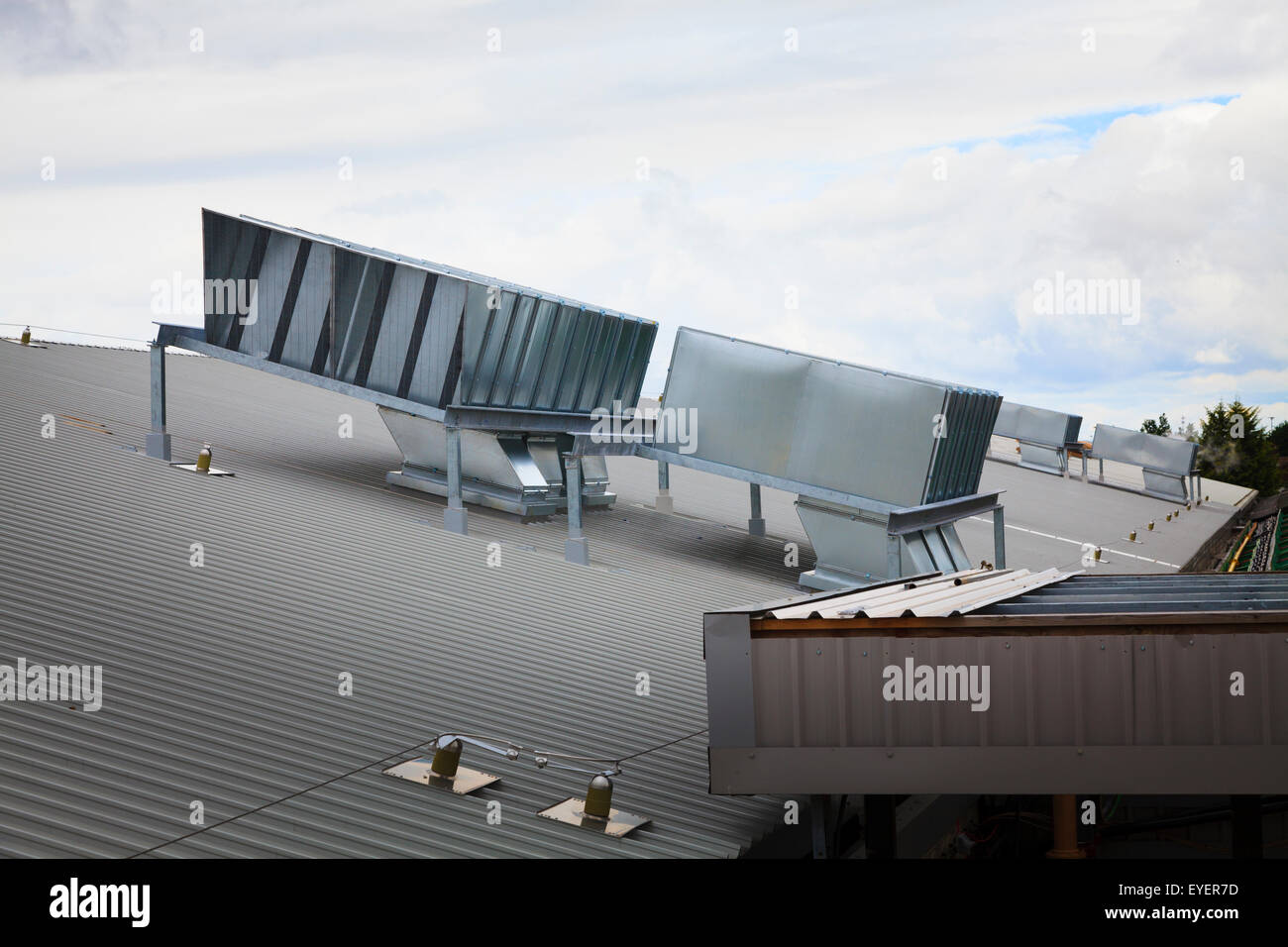 Unités de traitement d'air sur le toit d'un bâtiment industriel Banque D'Images