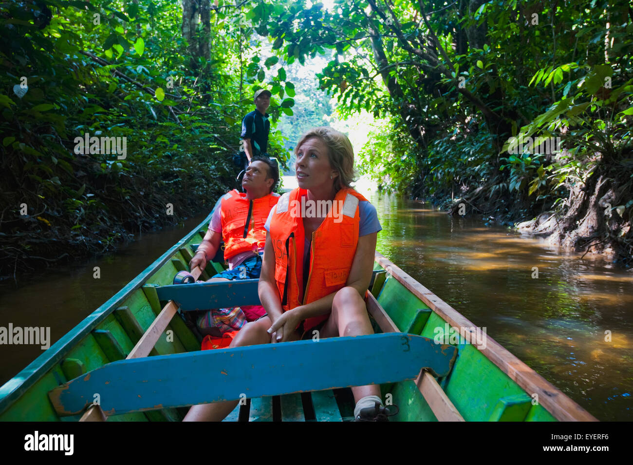 Les touristes River en bateau au Parc National d'Ulu Temburong ; Brunei Banque D'Images