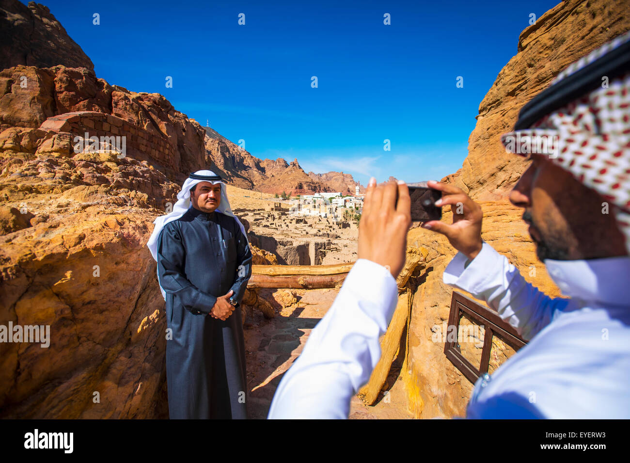Les touristes de prendre des photos de l'Arabie, près de Duba ; l'Arabie Saoudite Banque D'Images