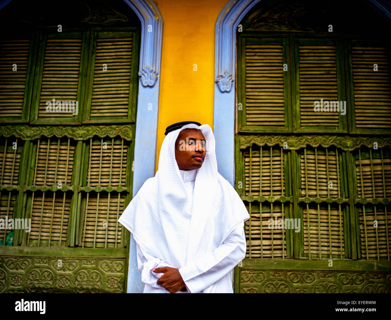 Moor Arabie debout dans une porte de l'ancien bâtiment ; Taif, Arabie Saoudite Banque D'Images