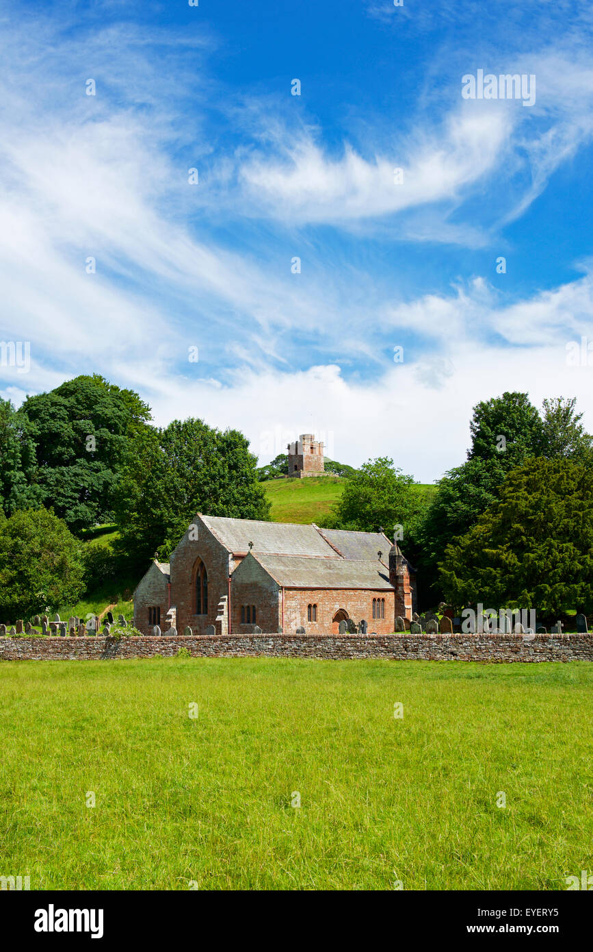 L'église St Oswald, et détaché clocher, Kirkoswald, Eden Valley, Cumbria, Angleterre, Royaume-Uni Banque D'Images