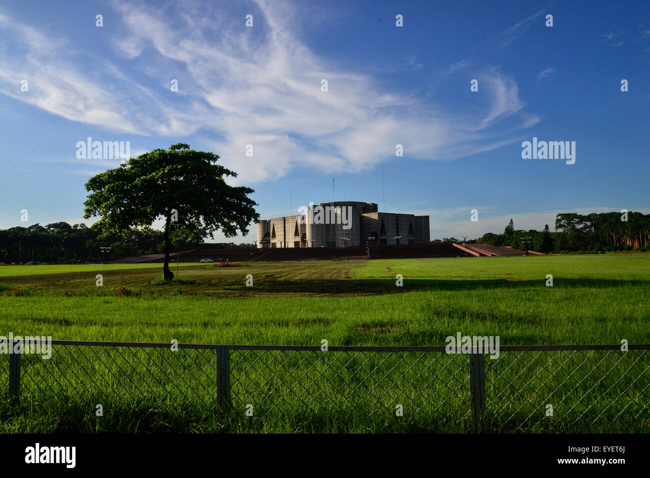 Dhaka, Bangladesh. 28 juillet, 2015. La Maison du Parlement du Bangladesh. Ce magnifique bâtiment est considéré comme l'un des plus beaux exemples de l'architecture moderne. Le 28 juillet 2015, la chambre du Parlement national du Bangladesh est installé dans un magnifique bâtiment, considéré comme l'un des plus beaux exemples de l'architecture moderne. Conçu par Louis I Kahn dans les années 80, le bâtiment est situé dans la région de Sher-e-bangla Nagar, à Dhaka. Mamunur Rashid/crédit : Alamy Live News Banque D'Images