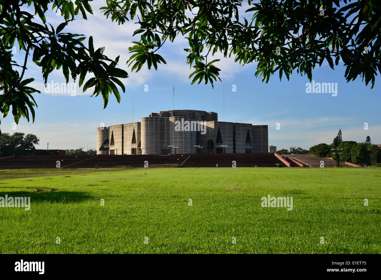 Dhaka, Bangladesh. 28 juillet, 2015. La Maison du Parlement du Bangladesh. Ce magnifique bâtiment est considéré comme l'un des plus beaux exemples de l'architecture moderne. Le 28 juillet 2015, la chambre du Parlement national du Bangladesh est installé dans un magnifique bâtiment, considéré comme l'un des plus beaux exemples de l'architecture moderne. Conçu par Louis I Kahn dans les années 80, le bâtiment est situé dans la région de Sher-e-bangla Nagar, à Dhaka. Mamunur Rashid/crédit : Alamy Live News Banque D'Images