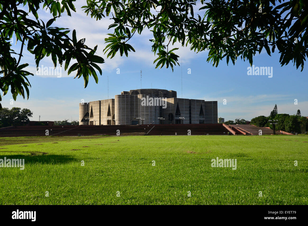 Dhaka, Bangladesh. 28 juillet, 2015. La Maison du Parlement du Bangladesh. Ce magnifique bâtiment est considéré comme l'un des plus beaux exemples de l'architecture moderne. Le 28 juillet 2015, la chambre du Parlement national du Bangladesh est installé dans un magnifique bâtiment, considéré comme l'un des plus beaux exemples de l'architecture moderne. Conçu par Louis I Kahn dans les années 80, le bâtiment est situé dans la région de Sher-e-bangla Nagar, à Dhaka. Mamunur Rashid/crédit : Alamy Live News Banque D'Images