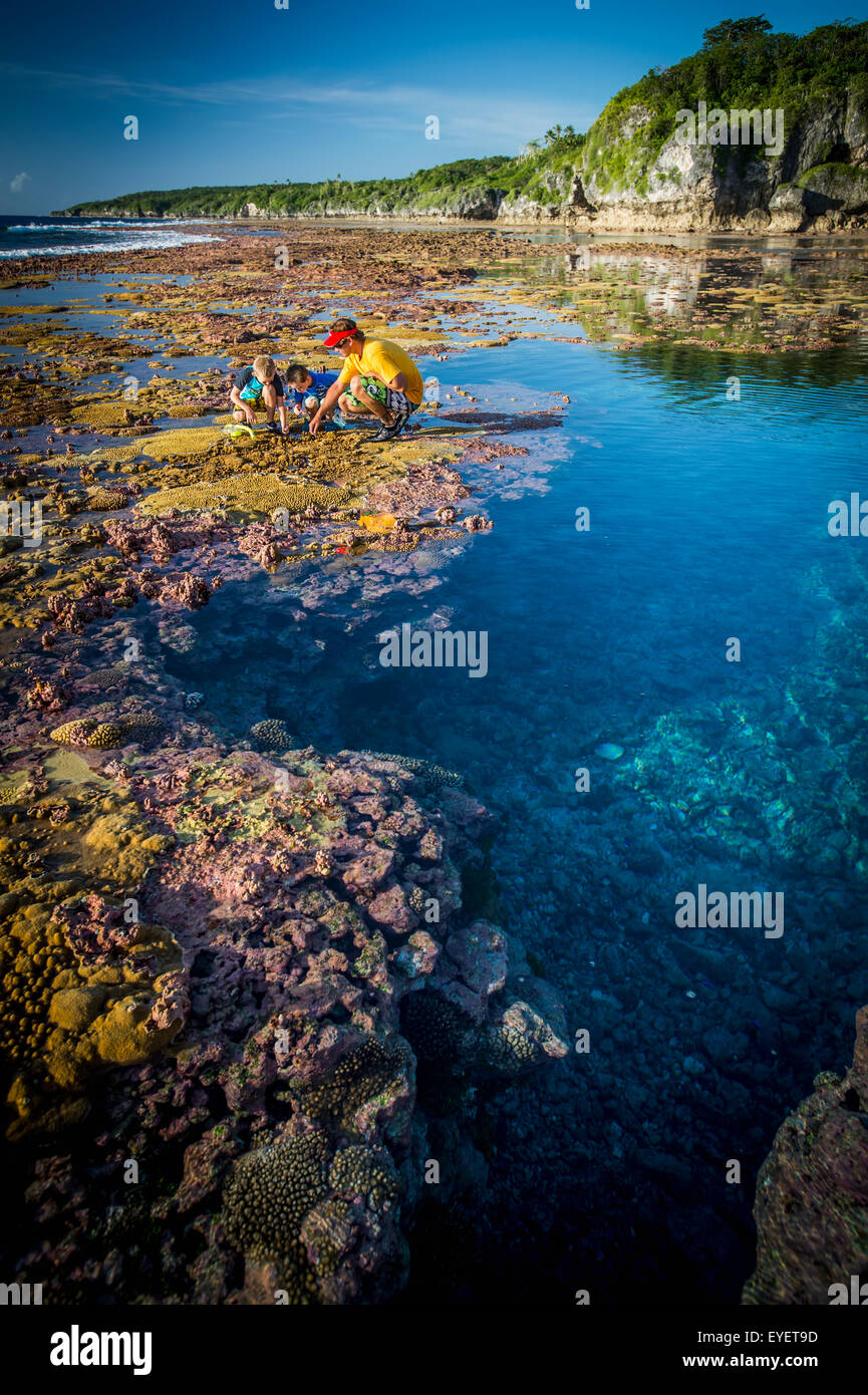Explorer le récif de l'île de Niue qui sonne ; Niue Banque D'Images