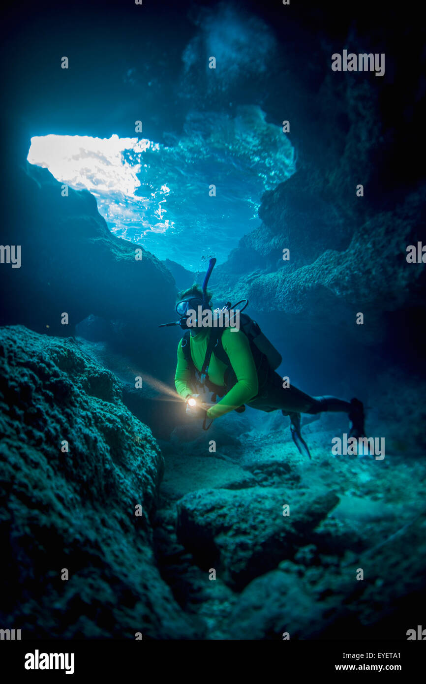 La plongée dans l'une des grottes sous-marines qui entourent l'île de Niue Niue ; Banque D'Images