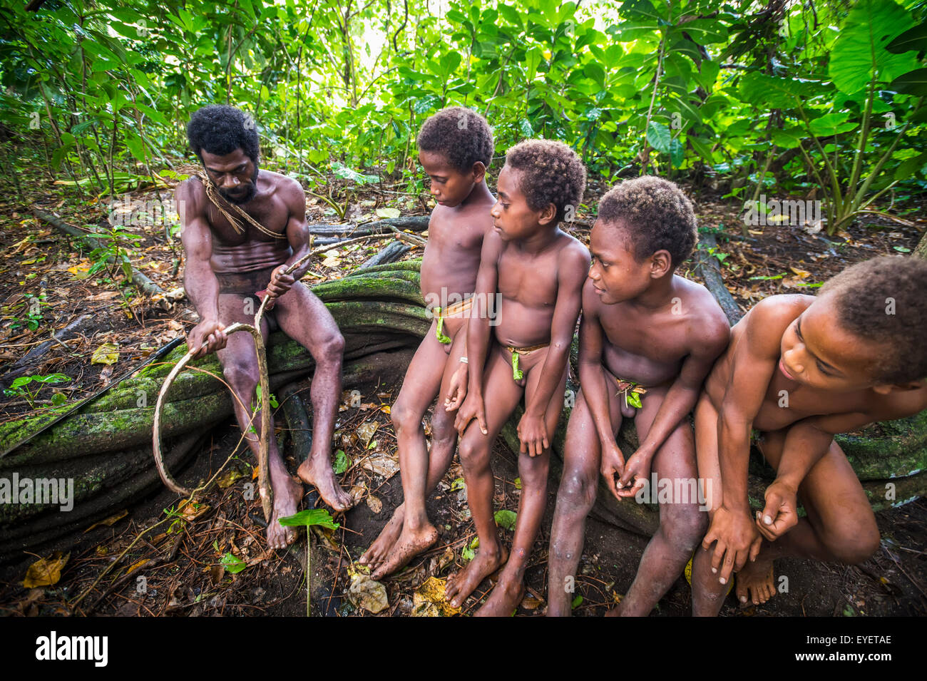 Les jeunes garçons sont des directives sur la terre rituel ; plongée de l'île de Pentecôte (Vanuatu) Banque D'Images