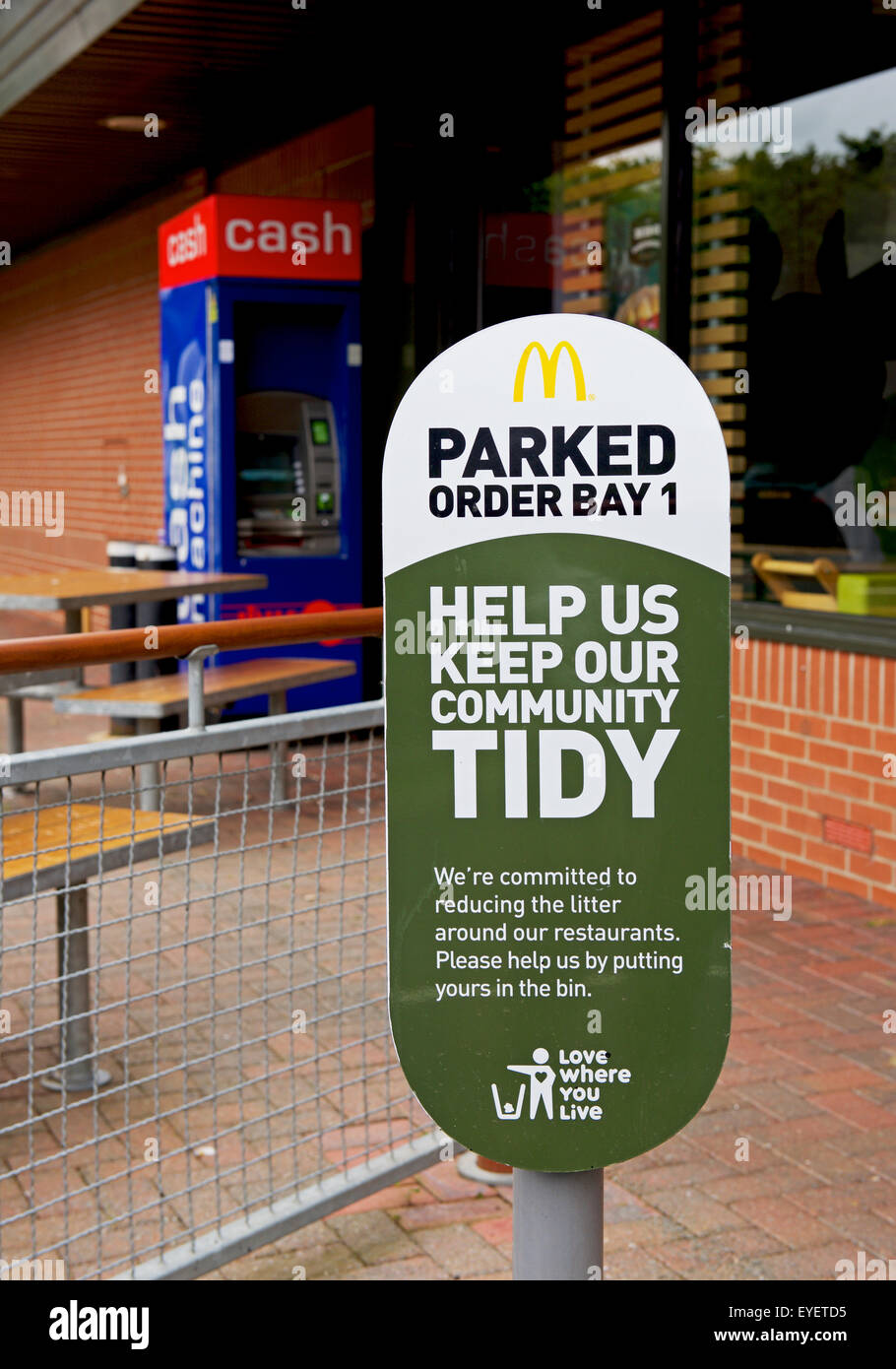 Enseigne à l'extérieur d'un restaurant Mcdonald's, demandant à ses clients de ne pas laisser de déchets, UK Banque D'Images