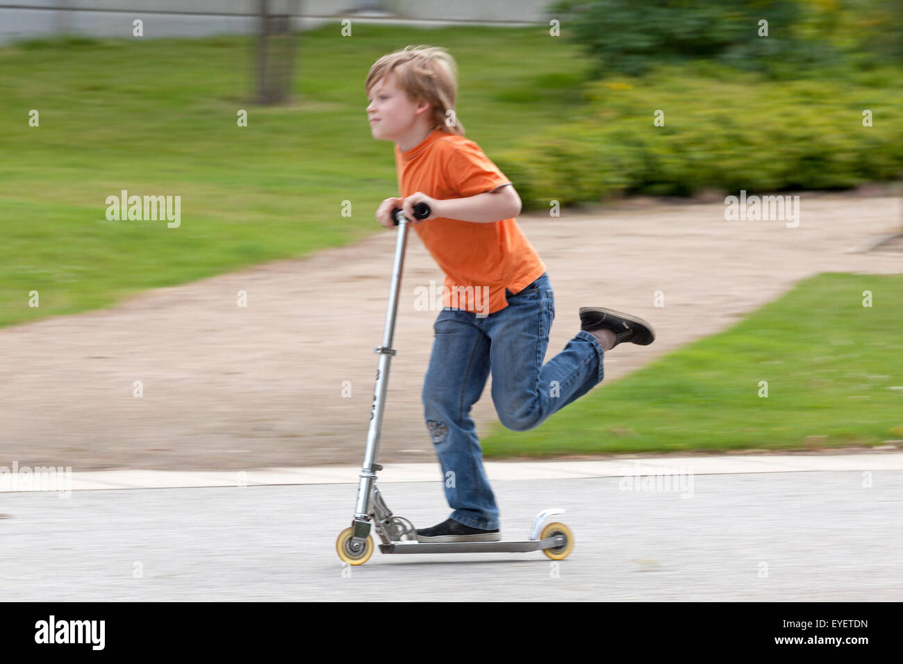 Jeune garçon sur un scooter Banque D'Images