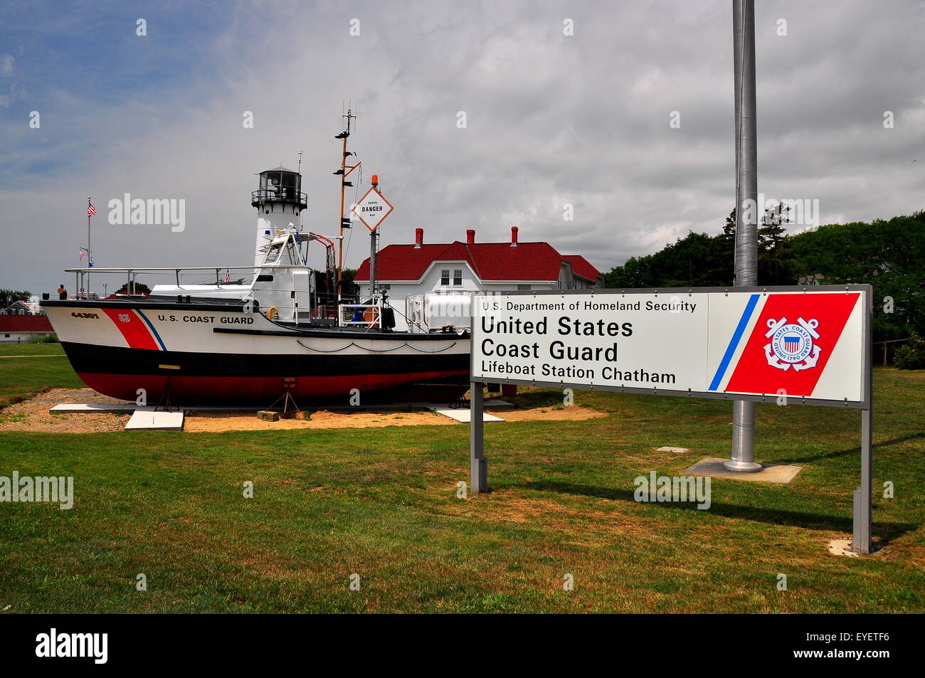 Chatham, Massachusetts : U.S. Coast Guard Cutter et le Chatham Lighthouse * Banque D'Images