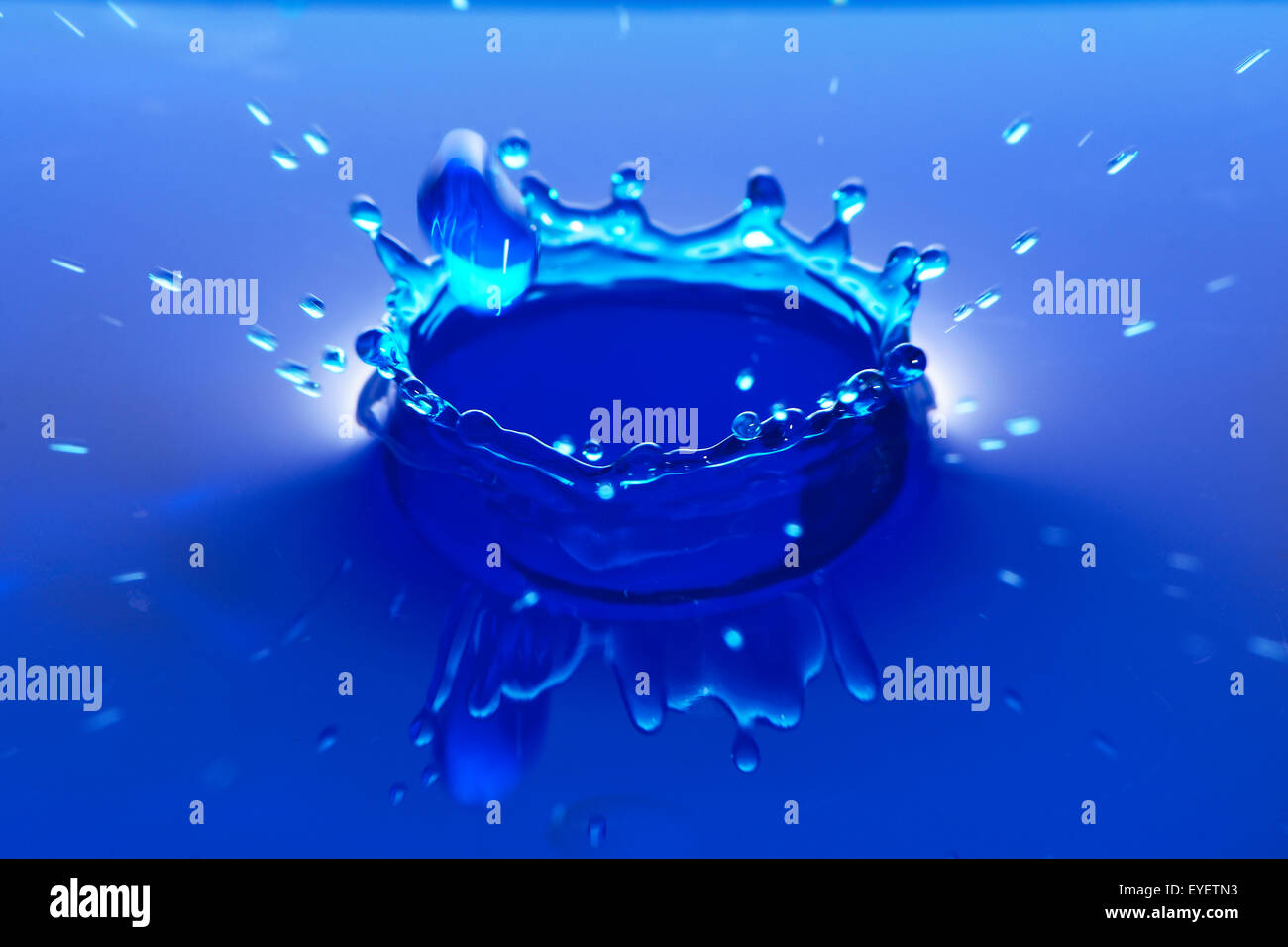 Bleu coloré de gouttes d'eau, fonds frais abstract Banque D'Images