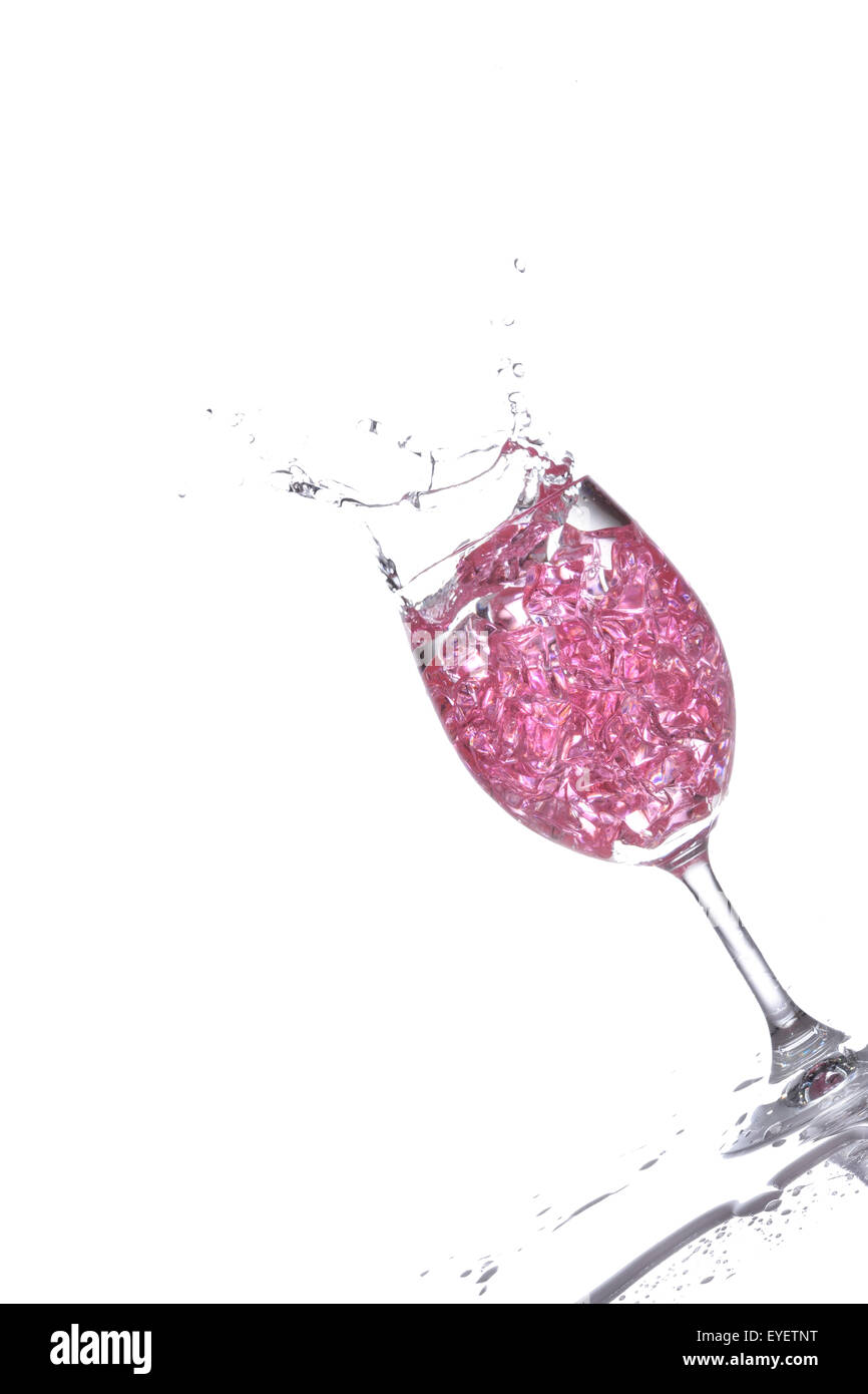 Tige de verre de champagne avec éclaboussures d'alcool, isolé sur fond blanc Banque D'Images