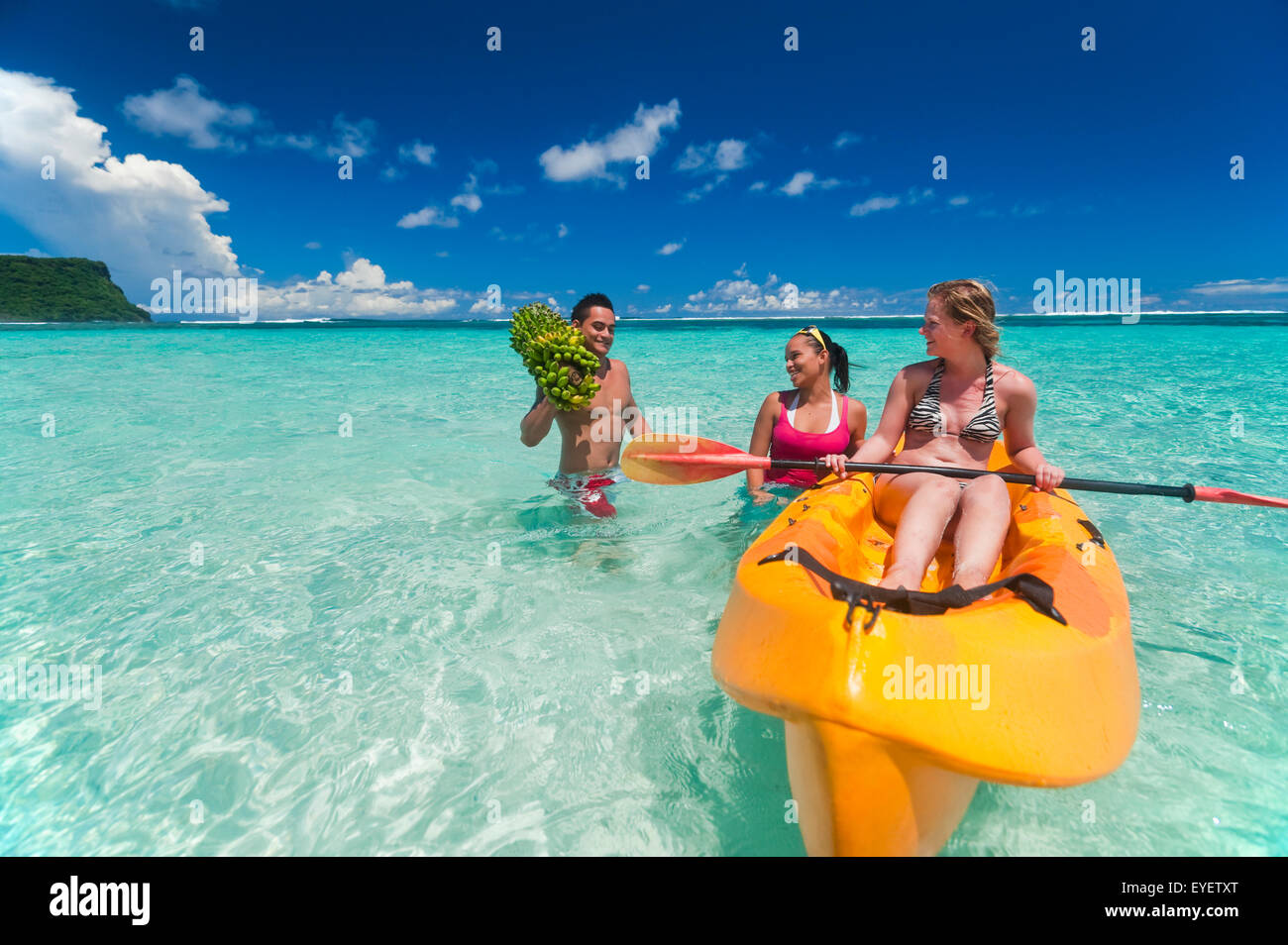 Bassin pour les touristes dans les eaux claires de l'île d'Upolu, Samoa Upulu ; Banque D'Images