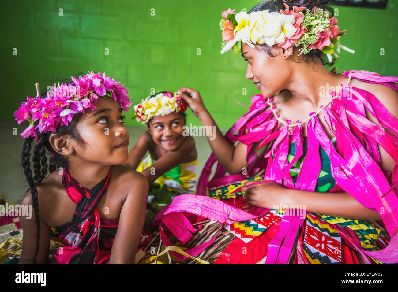 Une femme Tuvalu avec deux jeunes filles en costume traditionnel ; Tuvalu Banque D'Images