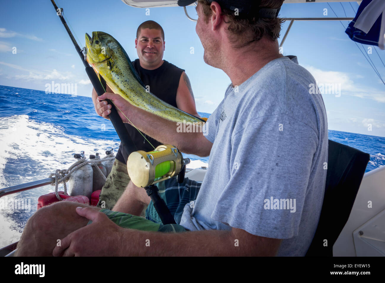 Les pêcheurs avec un gros poisson frais pêché ; Îles Marshall Banque D'Images