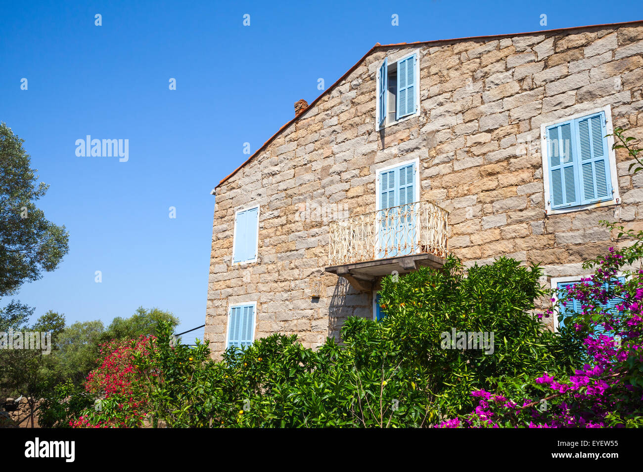 La vie ancienne en pierre façade de maison fragment, coeur de la ville, l'île de Corse, France Banque D'Images