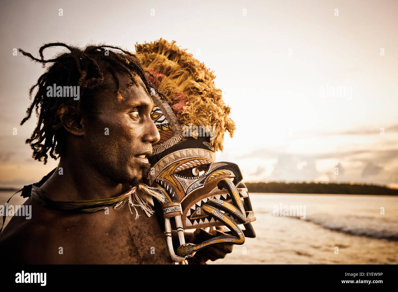 Islander avec Malagan de Nouvelle-irlande, masque, Papouasie Nouvelle Guinée Banque D'Images