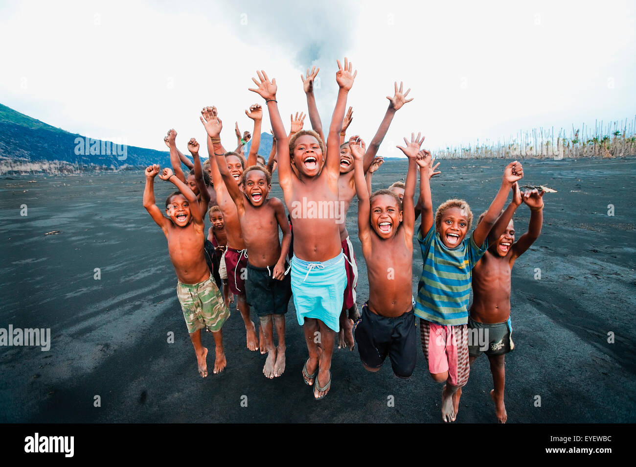 Les enfants jouant sur les plaines de cendres de volcan Tavurvur, Rabaul, Papouasie Nouvelle Guinée Banque D'Images