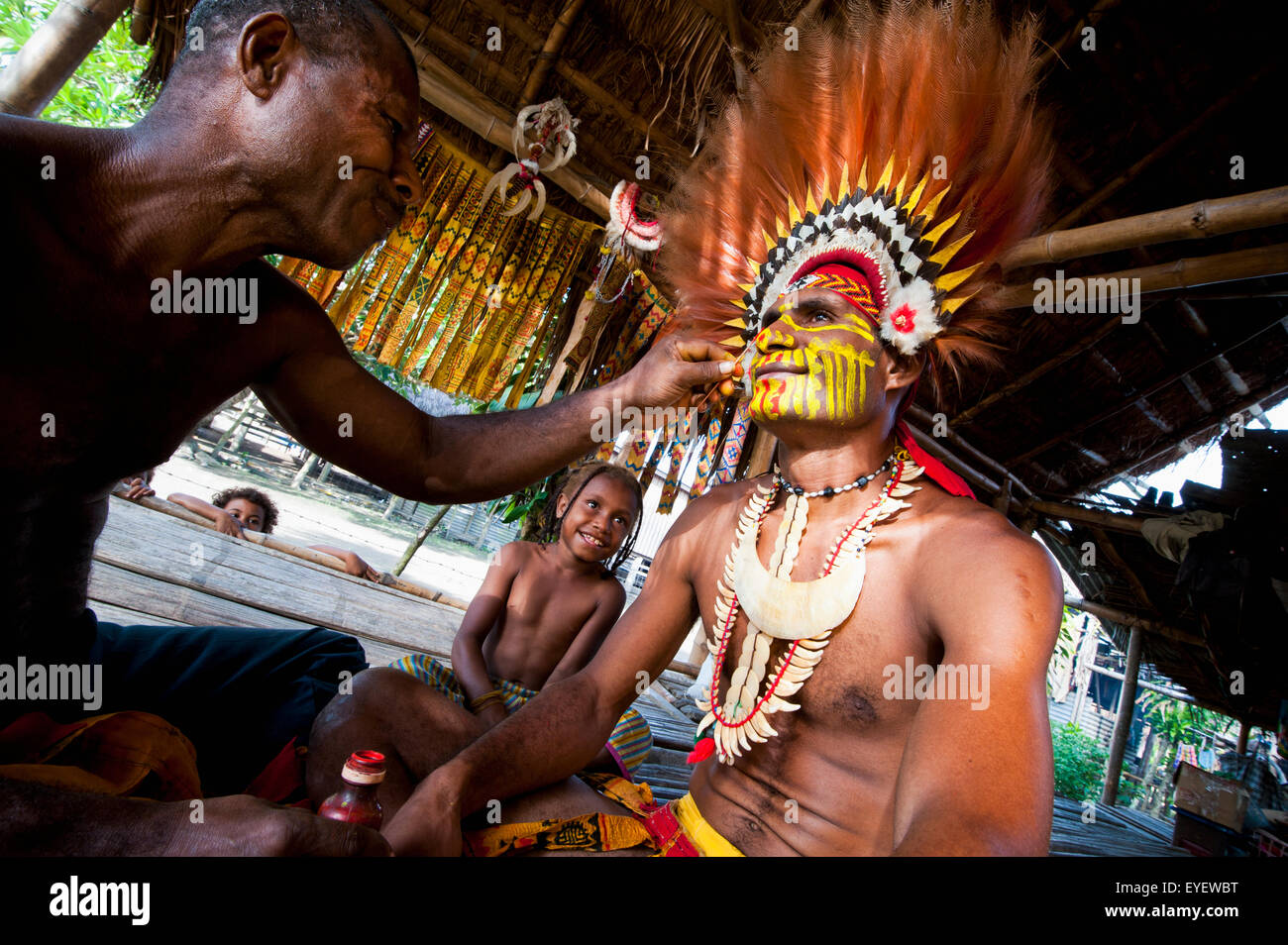 Mekeo tribesman de la province se prépare pour la cérémonie traditionnelle, la Papouasie-Nouvelle-Guinée Banque D'Images